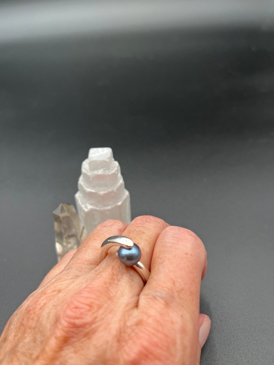 Black Pearl in Bright Silver RingBORARINGS
