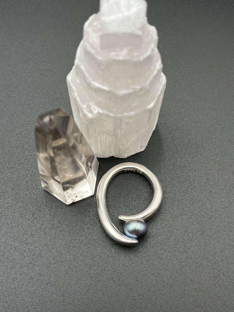 Black Pearl in Bright Silver RingBORARINGS