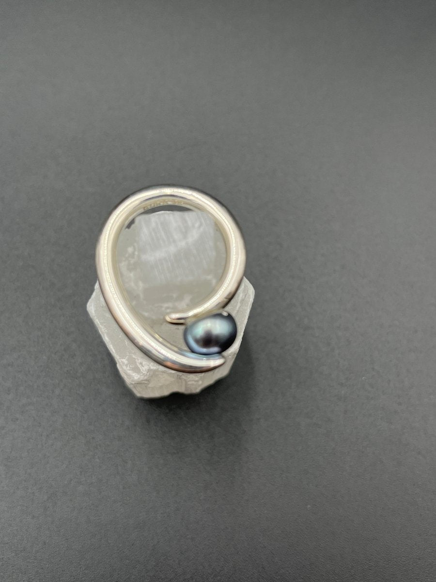 Black Pearl in Bright Silver RingBORARINGS