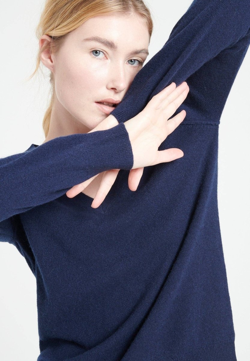 Fitted Cashmere V - neck sweater: NavySTUDIO CASHMERE8