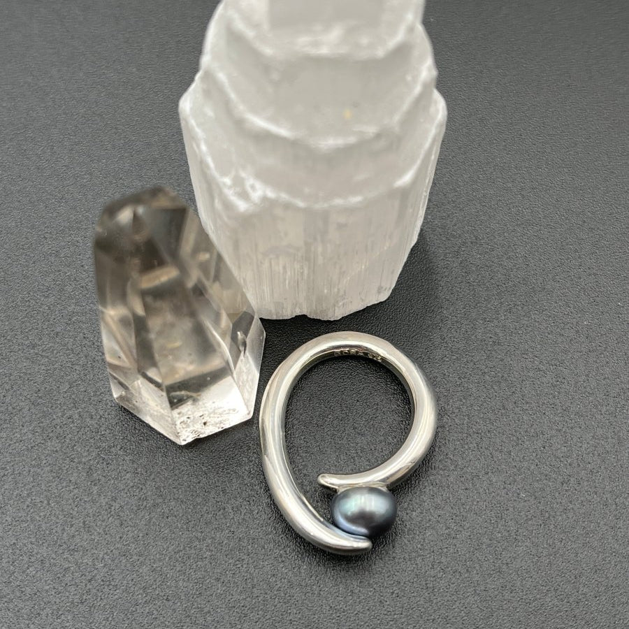 Black Pearl in Bright Silver RingBORARINGS