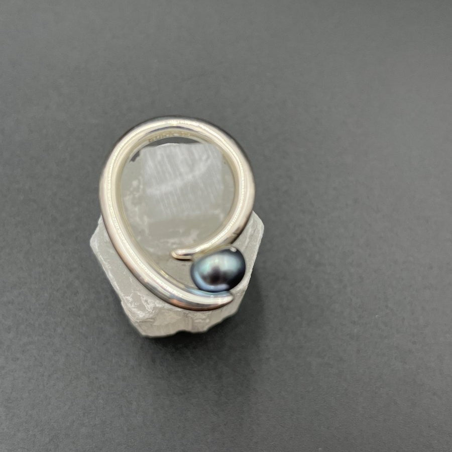 Black Pearl in Bright Silver RingBORARINGS
